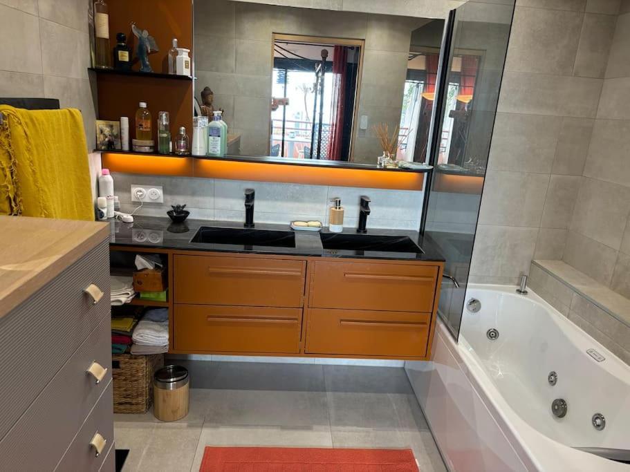 Apartment T3 Luxe, Vue Mer-piscine, A Pied Le Lavandou